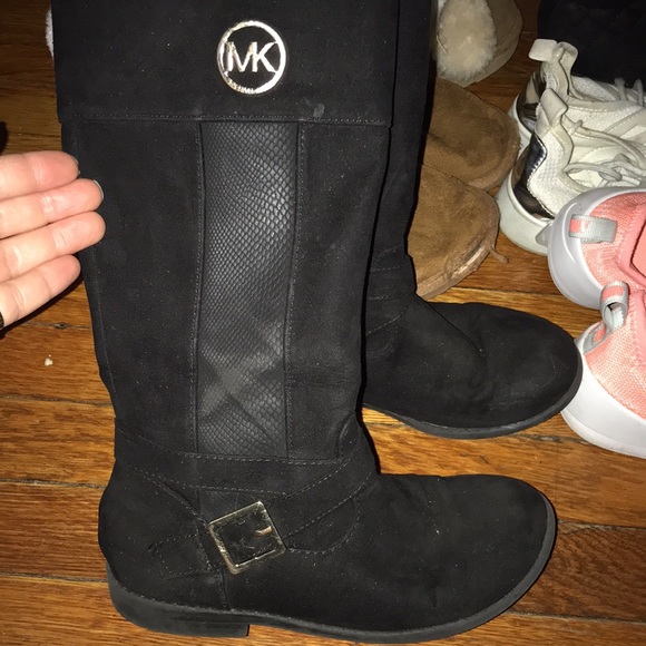 30 pairs of youth girls shoes. For bulk sale. - Picture 5 of 9